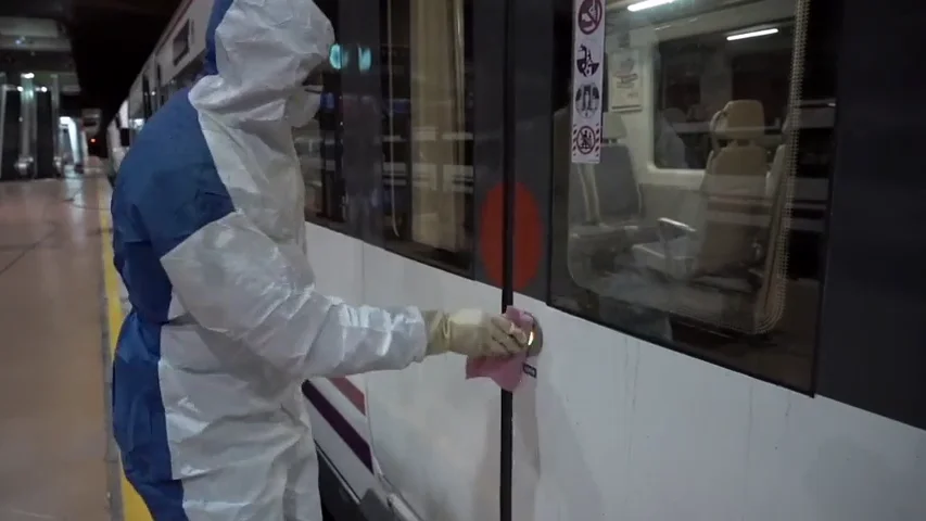Puertas automáticas en el metro de Madrid para evitar los contagios por coronavirus Puertas automáticas en el metro de Madrid para evitar los contagios por coronavirus