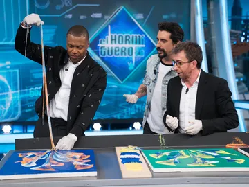 Arte científico para hacer en casa: cuadros preciosos con pintura y cadenas Arte científico para hacer en casa: cuadros preciosos con pintura y cadenas