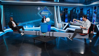 Julio Baptista y Marron comprueban cómo afecta el efecto Coriolis en 'El Hormiguero 3.0'