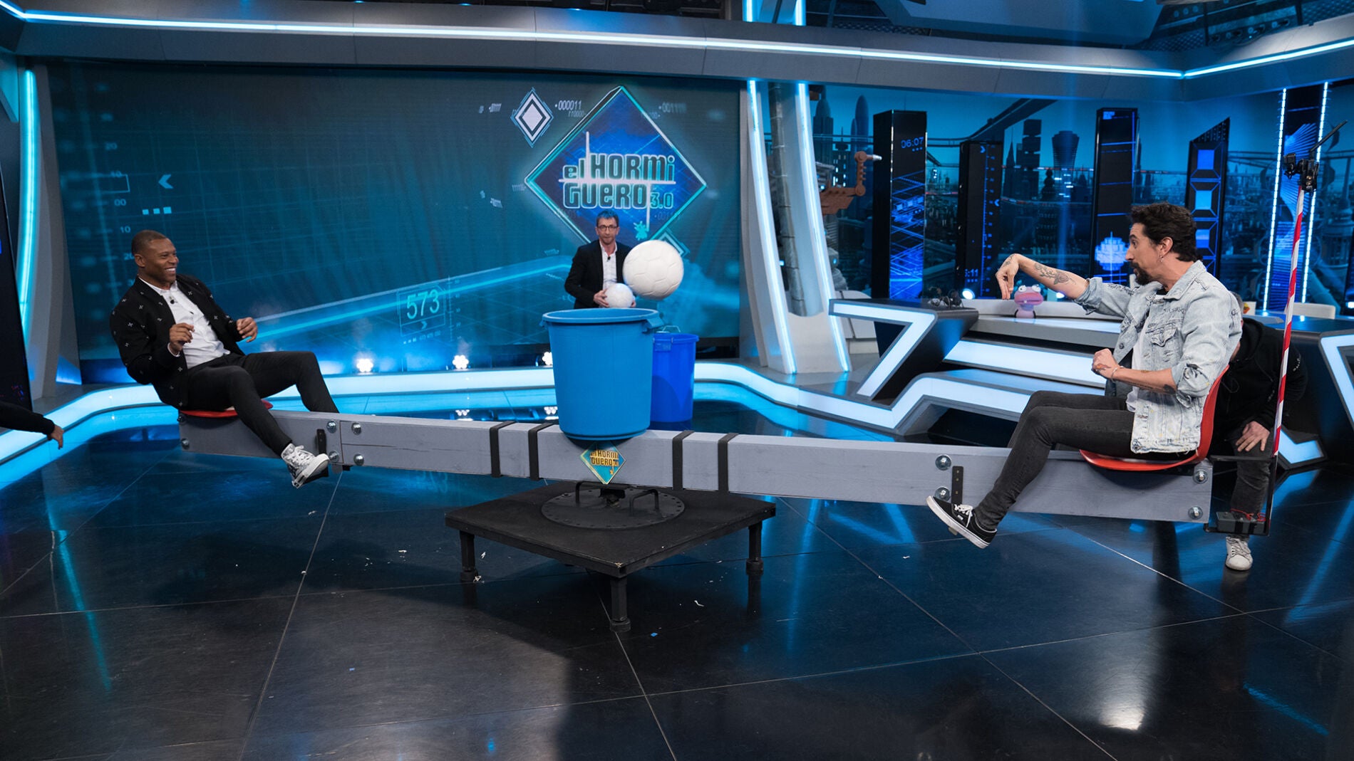 Julio Baptista y Marron comprueban c&oacute;mo afecta el efecto Coriolis en 'El Hormiguero 3.0'