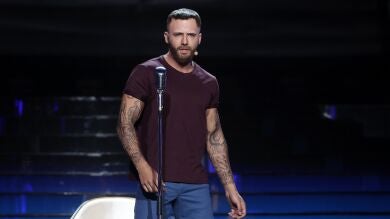 El potente discurso feminista de Jorge González como Maroon 5 en ‘Girls like you’