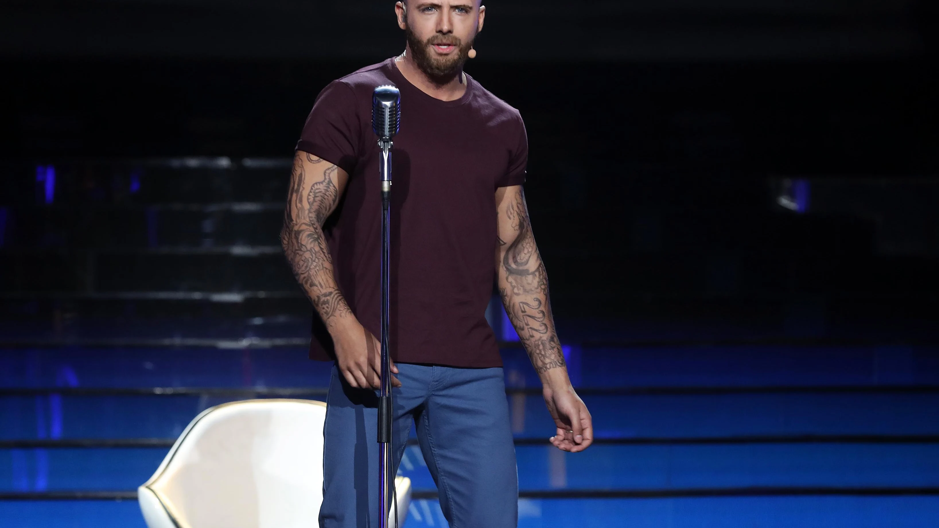 El potente discurso feminista de Jorge González como Maroon 5 en 'Girls like you'