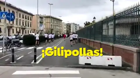 Increpa a unos 'runners' en Italia por correr en plena crisis del coronavirus: "¡Ahora os entran ganas de adelgazar!" Increpa a unos 'runners' en Italia por correr en plena crisis del coronavirus: "¡Ahora os entran ganas de adelgazar!"