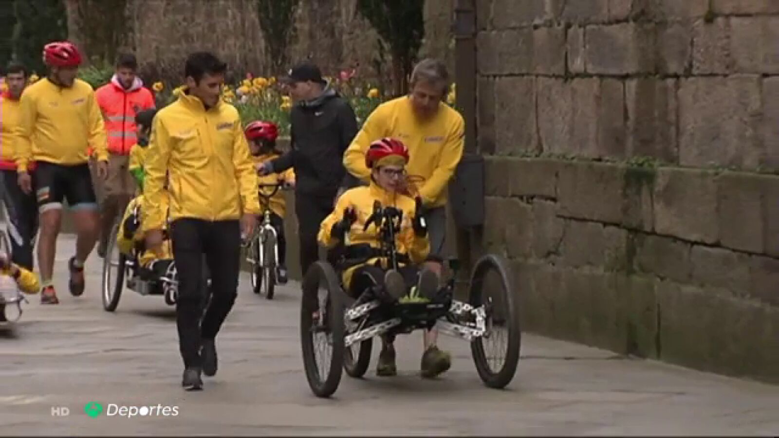 Pedro, un joven con parálisis cerebral, termina el Camino de Santiago junto a Gómez Noya