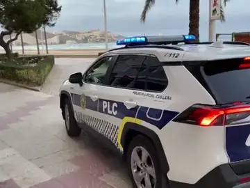 Así anuncia la policía local de Cullera que los que han venido de fuera tienen que quedarse en cuarentena por el coronavirus Así anuncia la policía local de Cullera que los que han venido de fuera tienen que quedarse en cuarentena por el coronavirus
