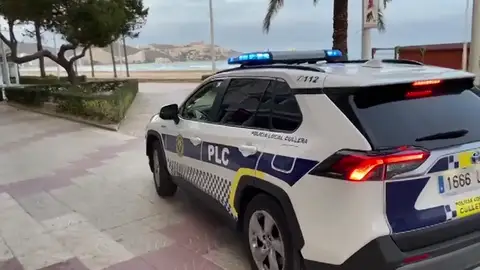 Así anuncia la policía local de Cullera que los que han venido de fuera tienen que quedarse en cuarentena por el coronavirus Así anuncia la policía local de Cullera que los que han venido de fuera tienen que quedarse en cuarentena por el coronavirus