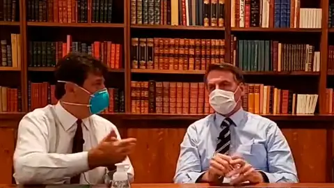 Jair Bolsonaro da una rueda de prensa con mascarilla Jair Bolsonaro da una rueda de prensa con mascarilla
