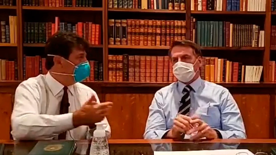 Jair Bolsonaro da una rueda de prensa con mascarilla Jair Bolsonaro da una rueda de prensa con mascarilla