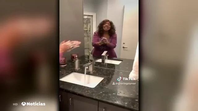Gloria Gaynor conciencia sobre lavarse las manos
