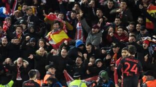 Aficionados del Atl&eacute;tico de Madrid en las gradas de Anfield