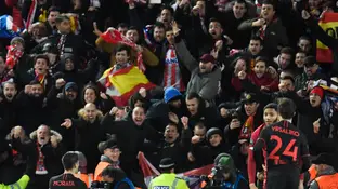 Aficionados del Atlético de Madrid en las gradas de Anfield Aficionados del Atlético de Madrid en las gradas de Anfield