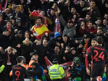 Aficionados del Atlético de Madrid en las gradas de Anfield
