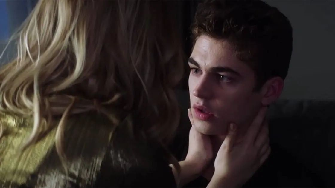 Hero Fiennes como Hartin en 'After. En mil pedazos'