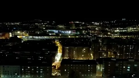 El emotivo aplauso desde los balcones de toda España en homenaje a los sanitarios que luchan contra el coronavirus El emotivo aplauso desde los balcones de toda España en homenaje a los sanitarios que luchan contra el coronavirus