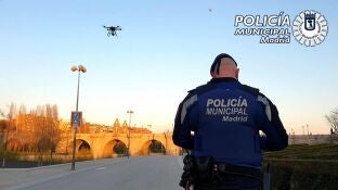 Imagen de la Polic&iacute;a Municipal de Madrid utilizando drones para evitar que la gente salga a la calle por el coronavirus