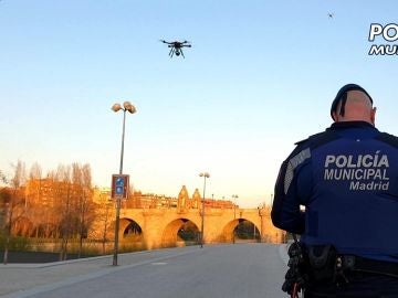 Imagen de la Policía Municipal de Madrid utilizando drones para evitar que la gente salga a la calle por el coronavirus