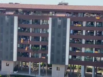 Vecinos de Madrid cuelgan banderas de España y hacen sonar el himno para amenizar la cuarentena por el coronavirus