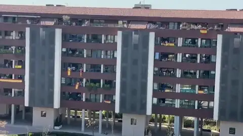 Vecinos de Madrid cuelgan banderas de España y hacen sonar el himno para amenizar la cuarentena por el coronavirus Vecinos de Madrid cuelgan banderas de España y hacen sonar el himno para amenizar la cuarentena por el coronavirus