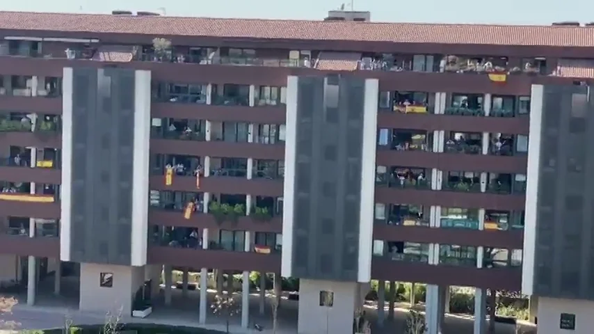 Vecinos de Madrid cuelgan banderas de Espa&ntilde;a y hacen sonar el himno para amenizar la cuarentena por el coronavirus