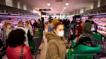 Decenas de ciudadanos acuden a un supermercado
