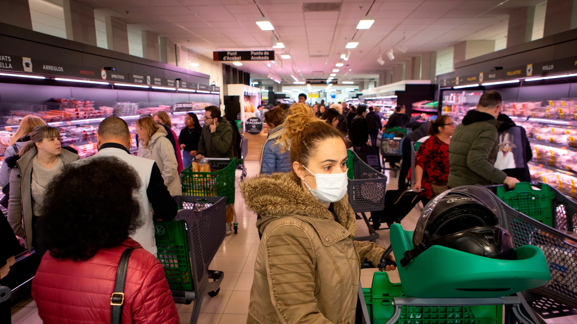 Decenas de ciudadanos acuden a un supermercado Decenas de ciudadanos acuden a un supermercado
