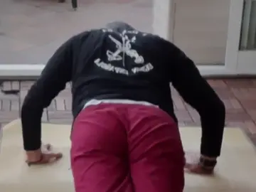 El comentado vídeo de Ortega Smith luchando contra "el maldito virus chino" desde su casa El comentado vídeo de Ortega Smith luchando contra "el maldito virus chino" desde su casa