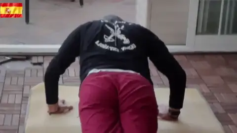 El comentado vídeo de Ortega Smith luchando contra "el maldito virus chino" desde su casa El comentado vídeo de Ortega Smith luchando contra "el maldito virus chino" desde su casa