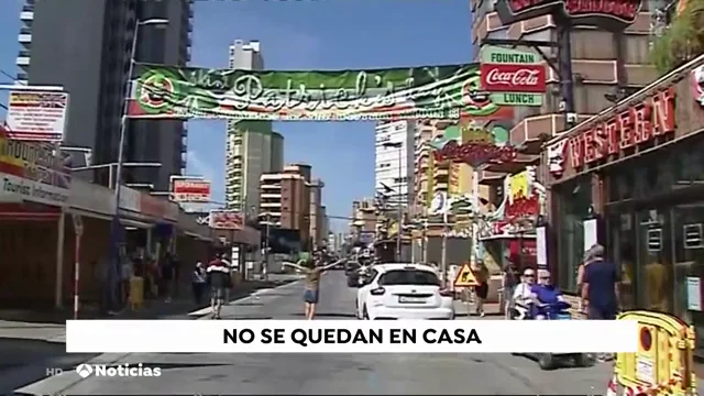 La Polic&iacute;a multa a turistas brit&aacute;nicos en Benidorm por organizar botellones durante el estado de alarma por el coronavirus