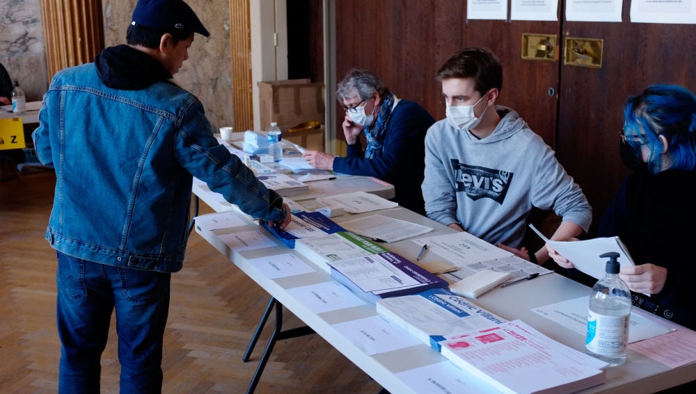 Ciudadano francés votando en las elecciones municipales
