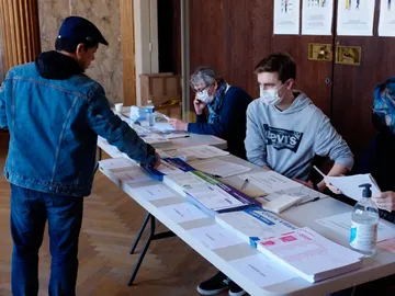 Ciudadano francés votando en las elecciones municipales Ciudadano francés votando en las elecciones municipales