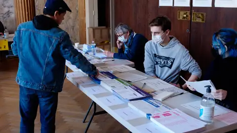 Ciudadano francés votando en las elecciones municipales Ciudadano francés votando en las elecciones municipales
