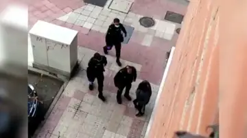 La bronca de unos agentes a un hombre por salir a la calle en estado de alarma: "Es algo serio, está muriendo gente" La bronca de unos agentes a un hombre por salir a la calle en estado de alarma: "Es algo serio, está muriendo gente"