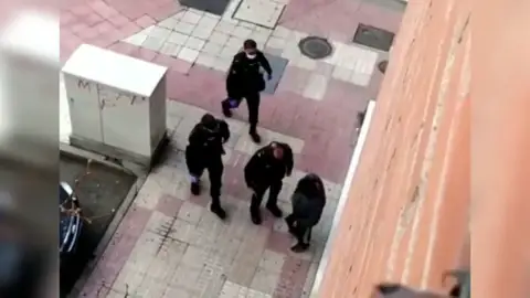 La bronca de unos agentes a un hombre por salir a la calle en estado de alarma: "Es algo serio, está muriendo gente" La bronca de unos agentes a un hombre por salir a la calle en estado de alarma: "Es algo serio, está muriendo gente"