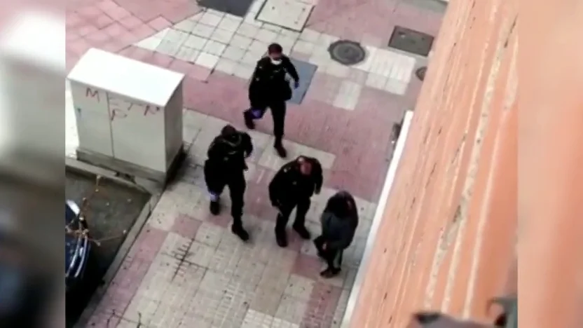 La bronca de unos agentes a un hombre por salir a la calle en estado de alarma: "Es algo serio, est&aacute; muriendo gente"