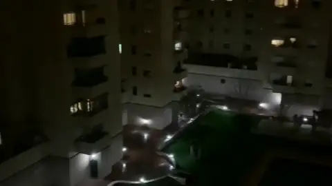 Los españoles vuelven a agradecer desde su ventana la labor de los sanitarios contra el coronavirus Los españoles vuelven a agradecer desde su ventana la labor de los sanitarios contra el coronavirus