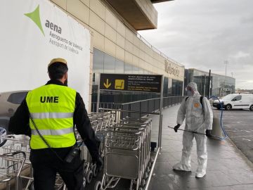 La UME desinfecta el aeropuerto de Madrid
