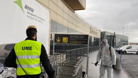 La UME desinfecta el aeropuerto de Madrid La UME desinfecta el aeropuerto de Madrid