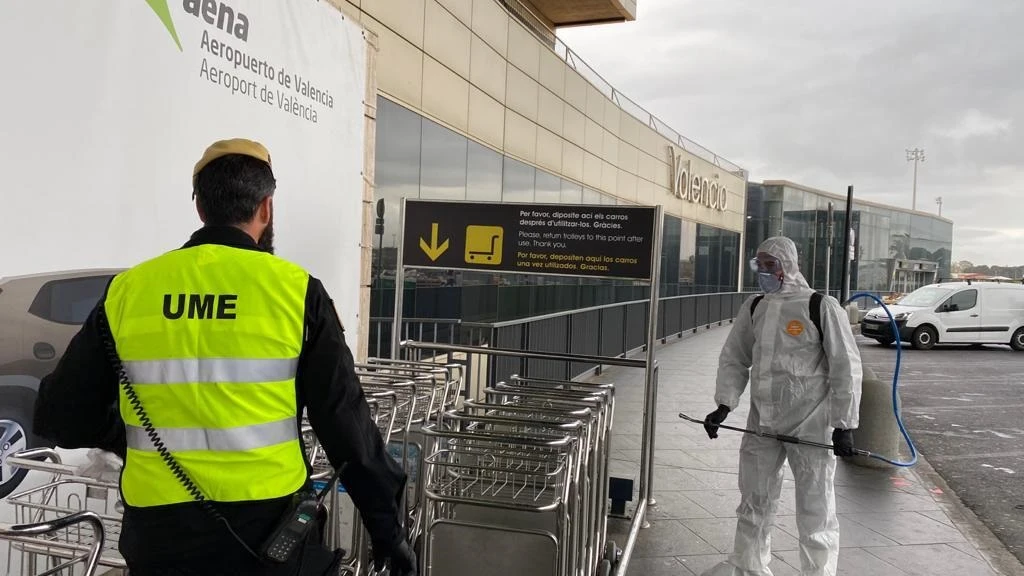 La UME desinfecta el aeropuerto de Madrid La UME desinfecta el aeropuerto de Madrid