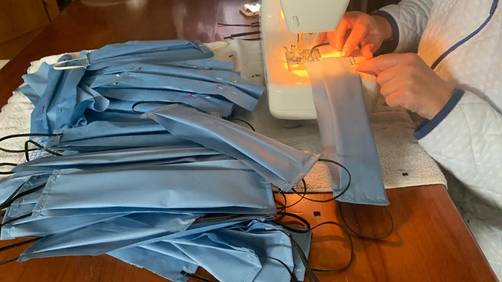 Una mujer cose a máquina mascarillas en Petrer. Una mujer cose a máquina mascarillas en Petrer.