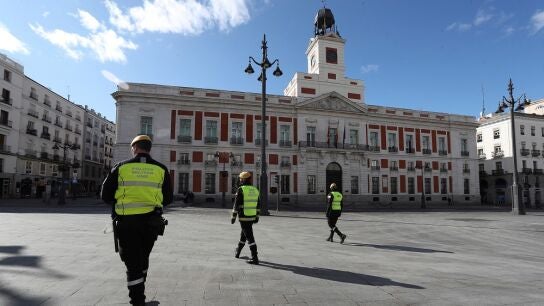 Efectivos de la UME vigilan la Puerta del Sol en Madrid