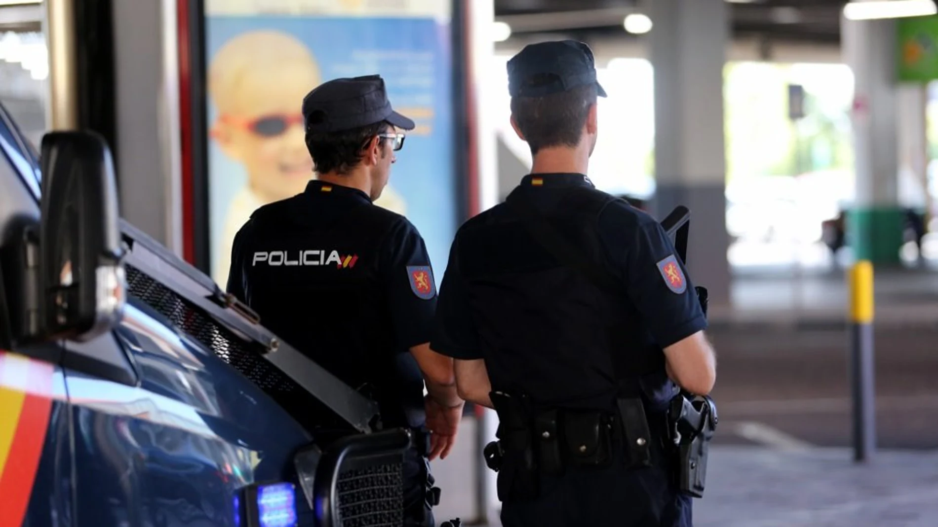 Agentes de la Policía Nacional. Agentes de la Policía Nacional.