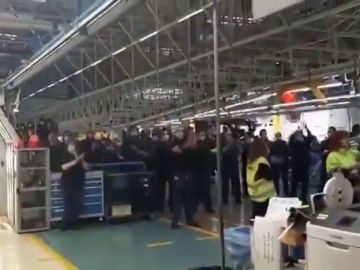 Los trabajadores de Mercedes en Vitoria exigen parar la producción "por no cumplirse las medidas" en estado de alarma