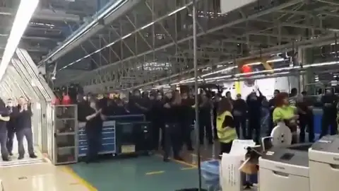Los trabajadores de Mercedes en Vitoria exigen parar la producción "por no cumplirse las medidas" en estado de alarma Los trabajadores de Mercedes en Vitoria exigen parar la producción "por no cumplirse las medidas" en estado de alarma