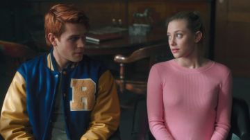 KJ Apa junto a Lili Reinhart en 'Riverdale'