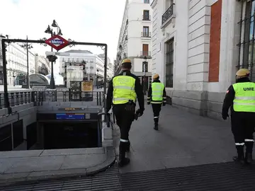 Efectivos de la UME vigilan la madrileña Puerta del Sol Efectivos de la UME vigilan la madrileña Puerta del Sol