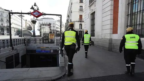 Efectivos de la UME vigilan la madrileña Puerta del Sol Efectivos de la UME vigilan la madrileña Puerta del Sol