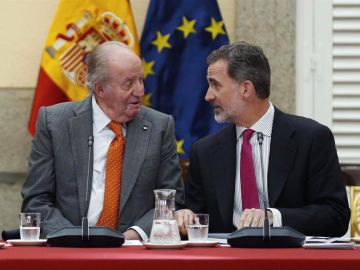 El Rey Felipe VI con su padre