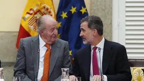 El Rey Felipe VI con su padre El Rey Felipe VI con su padre