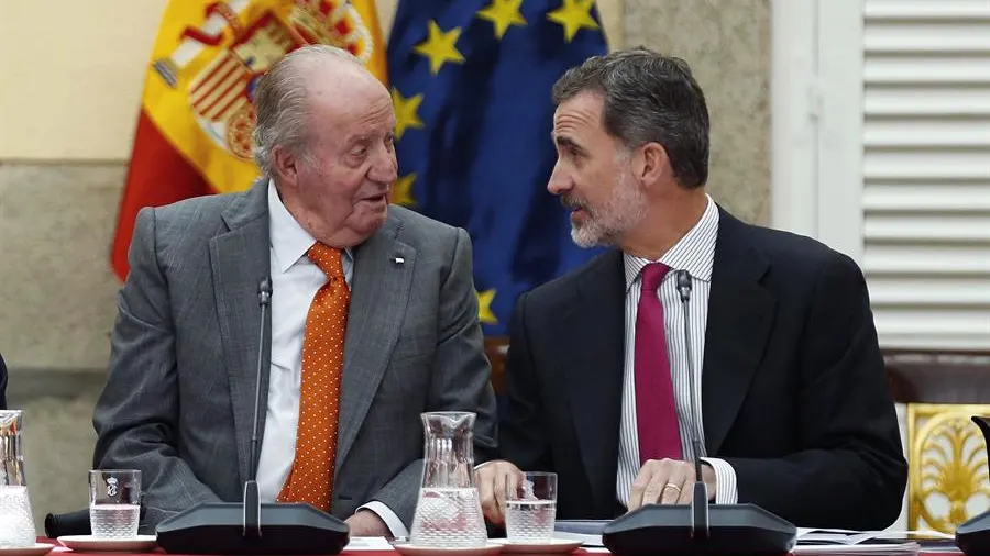 El Rey Felipe VI con su padre