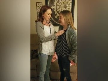 Una madre escucha el corazón trasplantado de su hija Una madre escucha el corazón trasplantado de su hija